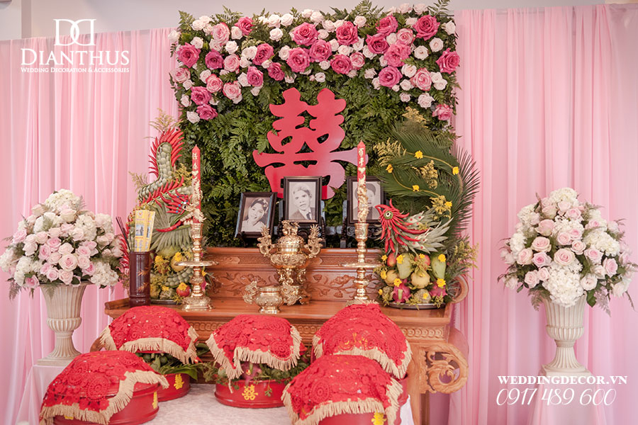 Phong tục trang trí bàn thờ gia tiên ngày cưới là một trong những nét đẹp văn hóa truyền thống của người Việt. Những cây hoa tươi, những nến lung linh cùng đèn lồng mang lại không khí trang nghiêm và tôn trọng đối với tổ tiên. Hãy giữ gìn và phát huy những giá trị tinh thần này trong ngày cưới của mình.