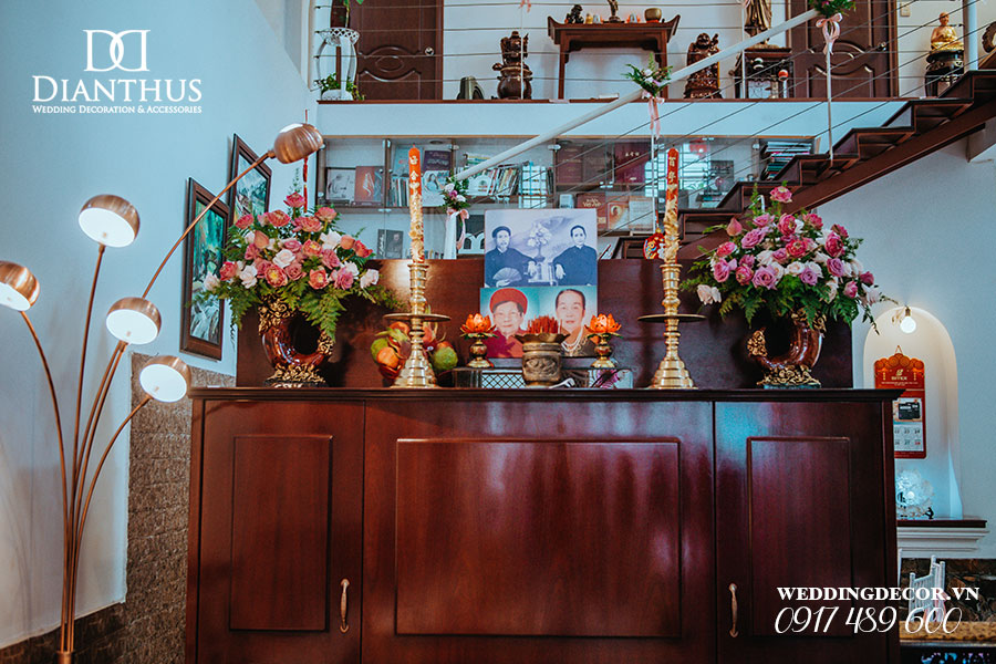 Trang trí bàn thờ gia tiên là một nét văn hóa truyền thống của người Việt Nam. Hãy tham khảo phong tục trang trí bàn thờ gia tiên và học cách để bàn thờ của bạn thể hiện đầy đủ tinh thần của gia đình. Hãy xem hình ảnh để tìm thêm ý tưởng và bày tỏ lòng trung thành của mình với truyền thống Việt Nam của chúng ta!